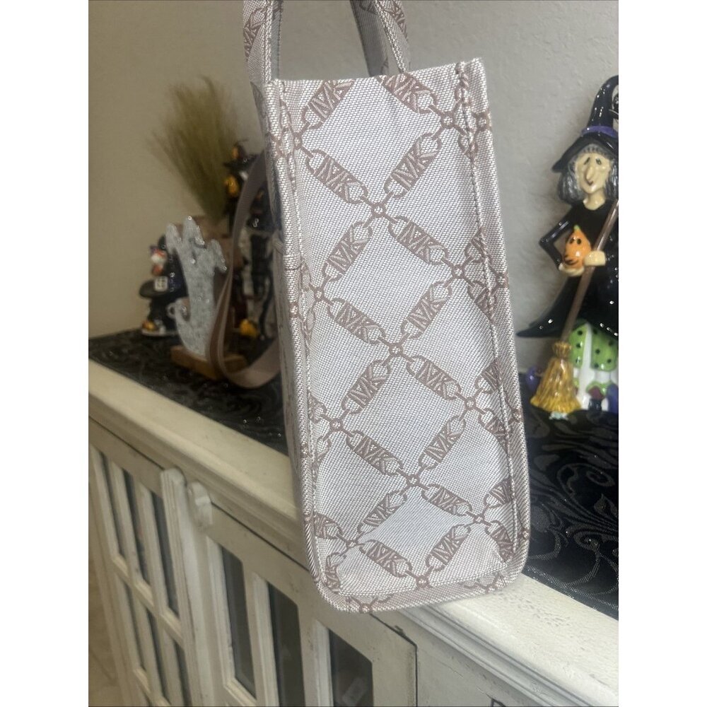 Michael Kors Gigi Extra Large Empire Logo Jacquard Crossbody Natural/Luggaga New - Picture 2 of 7